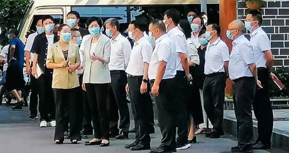 成都市委书记施小琳走进玉林北路社区必顾优享中心！-企业新闻-必顾养老官网 8月10日上午，四川省委常委、成都市委书记施小琳来到玉林北路社区，施书记仔细查看了社区内各项卫生环境、公共设施、为老服务、适老化改造情况等，耐心询问社区内老人对居住环境的满意程度和有关诉求，并参观了必顾智慧康养优享中心（玉林站）。