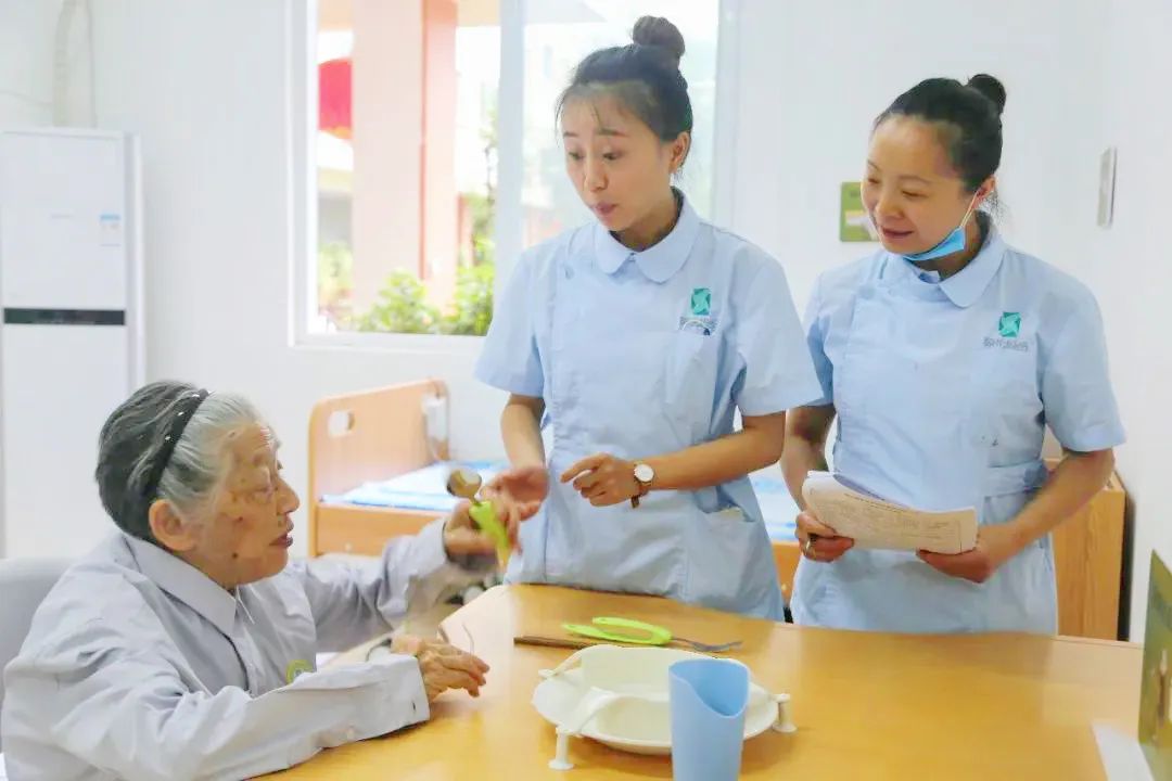 必顾每周观察丨关于老年人评估，2022年蕴藏的机遇！-企业新闻-必顾养老官网 近日，国家发改委等21部门发布《“十四五”公共服务规划》，《规划》明确要求推进公办养老机构入住综合评估制度，研究做好老年人能力评估标准、长期护理保险失能等级评估标准。老年人能力评估师再次受到各方关注。