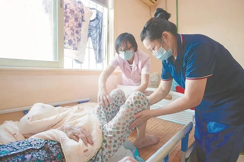 茉莉评估中心助力厦门家庭养老床位建设-老年人能力评估-必顾养老官网 今年，在福建省城乡社区近邻服务试点工作中，被确定为全省唯一试点市的厦门开始试点探索家庭养老床位，推动全市养老服务机构拓展居家养老服务，整合社区医疗、康养、家政、助餐、文化、教育等优质资源，将养老机构的专业化服务延伸到老年人家中，开展生活照料、居家监护、衰弱干预等服务，实现居家机构化服务场景，打造“原居养老”全龄段照料社区。