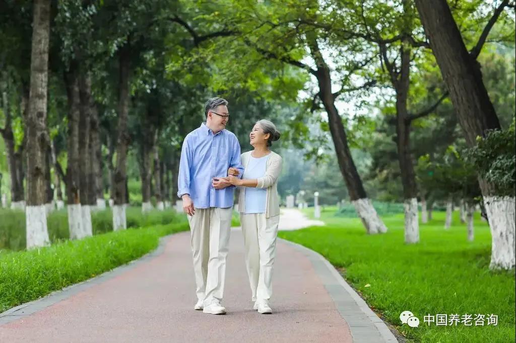 家庭养老床位的为何如此受欢迎？“家庭养老床位模式”与“虚拟养老院”的区别？-家庭养老床位-必顾养老管家 所谓家庭养老到家庭，对家有失能老人的家庭进行适老化改造、专业护理、远程监测等养老服务。填补了我国养老服务体系中失能老人的居家养老服务的真空地带。跟传统的养老机构床位相比，家庭养老床位的出现，节省了土地和建设费用，据有关试点城市测算，投入一个家庭养老床位的费用是投入一个机构养老床位的1/5。
