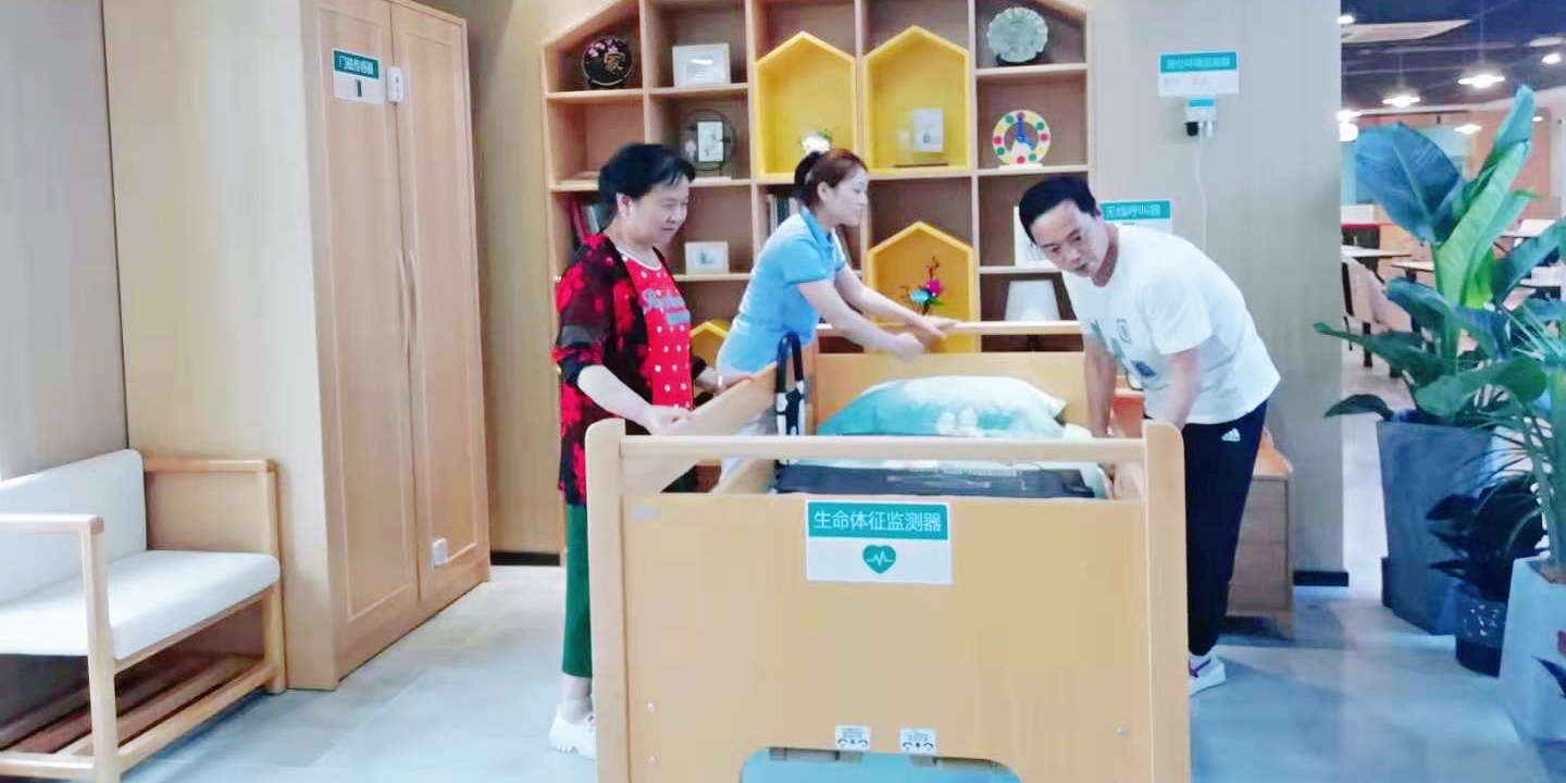 风口上的家庭养老床位：全国多地试点，企业如何抢占先机？(附补贴措施)-家庭养老床位-必顾养老管家 目前，北京、上海、南京、广州、杭州、苏州、成都等多地试点“家庭养老/照护床位”模式。试点城市的家庭养老床位，都提供哪些服务内容？怎么收费？有何补贴？如果这种模式在全国推广，要考虑哪些因素？风头正劲的家庭养老床位，企业若想分一块蛋糕，应该做好哪些准备？
