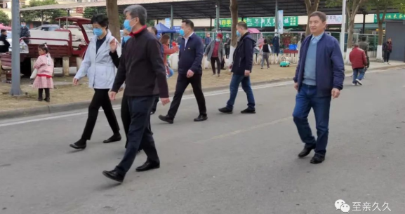 市委书记施小琳到天府新区南新村至亲久久养老服务综合体考察指导！-社区养老服务综合体-必顾养老官网 2022年3月6日下午，成都市委书记施小琳、天府新区党工委书记刘任远和副书记刘荣华以及永兴街道的书记和主任一行莅临至亲久久在天府新区永兴街道南新村的养老服务综合体，听取了至亲久久四川公司徐诚董事长的汇报，针对至亲久久为老人提供的智慧社区和居家养老综合服务的内容及价格进行了具体了解；在综合体二楼的社区托老接转服务中心，施书记向至亲久久的国际红十字会照护师秦永华详细询问了长护险和家庭护理床位的服务情况，并肯定了她在养老照护方面的专业度，鼓励她把国际的先进理念和技术落地本土，做好专业服务。
