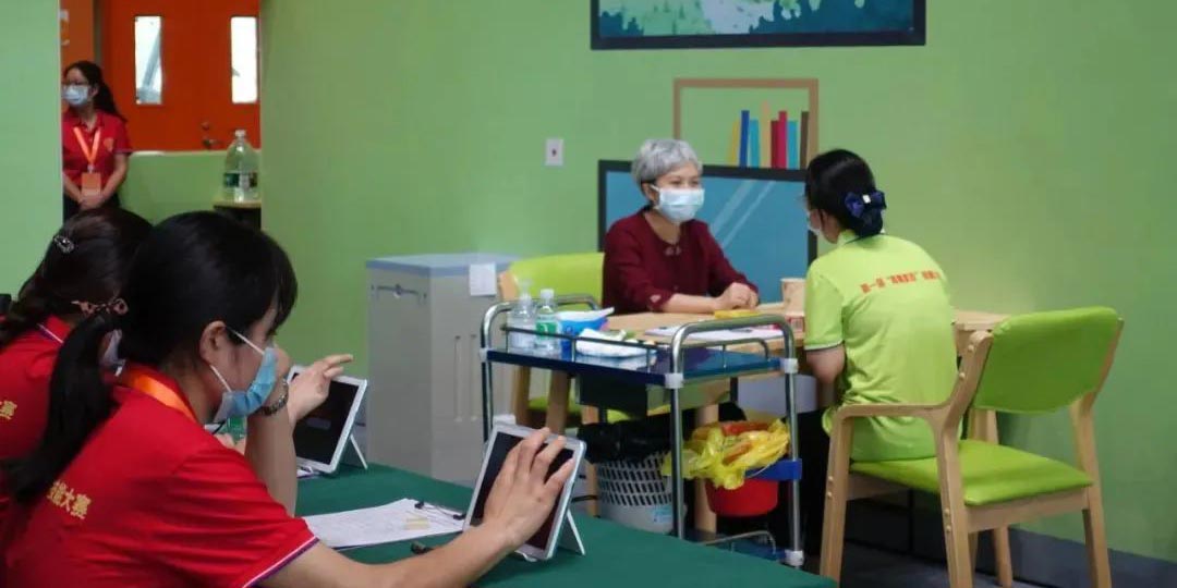 养老护理员揭秘：护理工作是粗活？这工作没有技术和爱心做不来！-人才培养-必顾养老官网 “养老护理工作都是粗活？”——这个观点过时了！现在的养老行业，需要护理员从密集型的劳动力转化为技术型人才。让我们到养老护理员比赛现场，看护理员日常工作背后的技术含量和人文关怀！